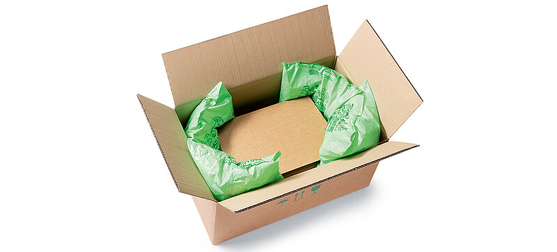 Ein Karton mit einer Box gepolstert mit Kunststoffbeuteln mit Verpackungschips