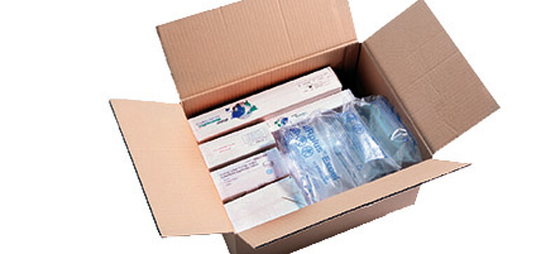 Ein Karton mit weißen Boxen und Luftpolstern