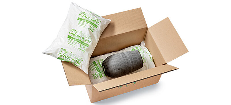 Ein Karton mit einer Vase gepolstert mit Kunststoffbeuteln mit Verpackungschips
