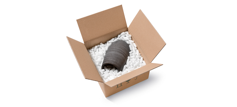 [Translate to International:] Ein Karton mit einer Vase und länglichen Bio-Verpackungschips