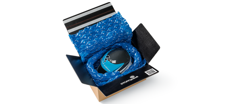 Ein Karton mit einem Helm und blauen Luftpolstern
