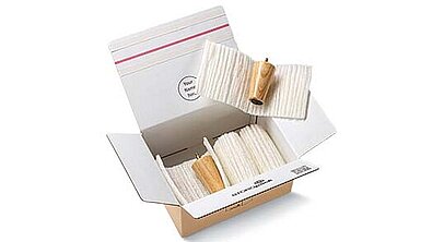 Ein Karton mit Zylindern aus Holz umwickelt mit Starch Wrap
