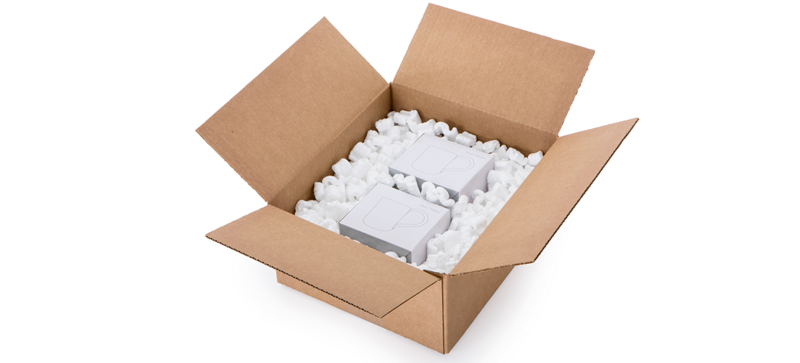 Ein Karton mit Tassen und S-förmigen Verpackungschips