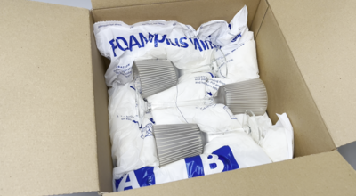 
				Two glasses are protected in a box with FOAMplus Mini foam cushions