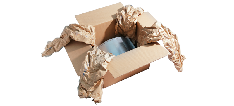 Ein Karton mit einem Bauteil und braunen Papierpolstern